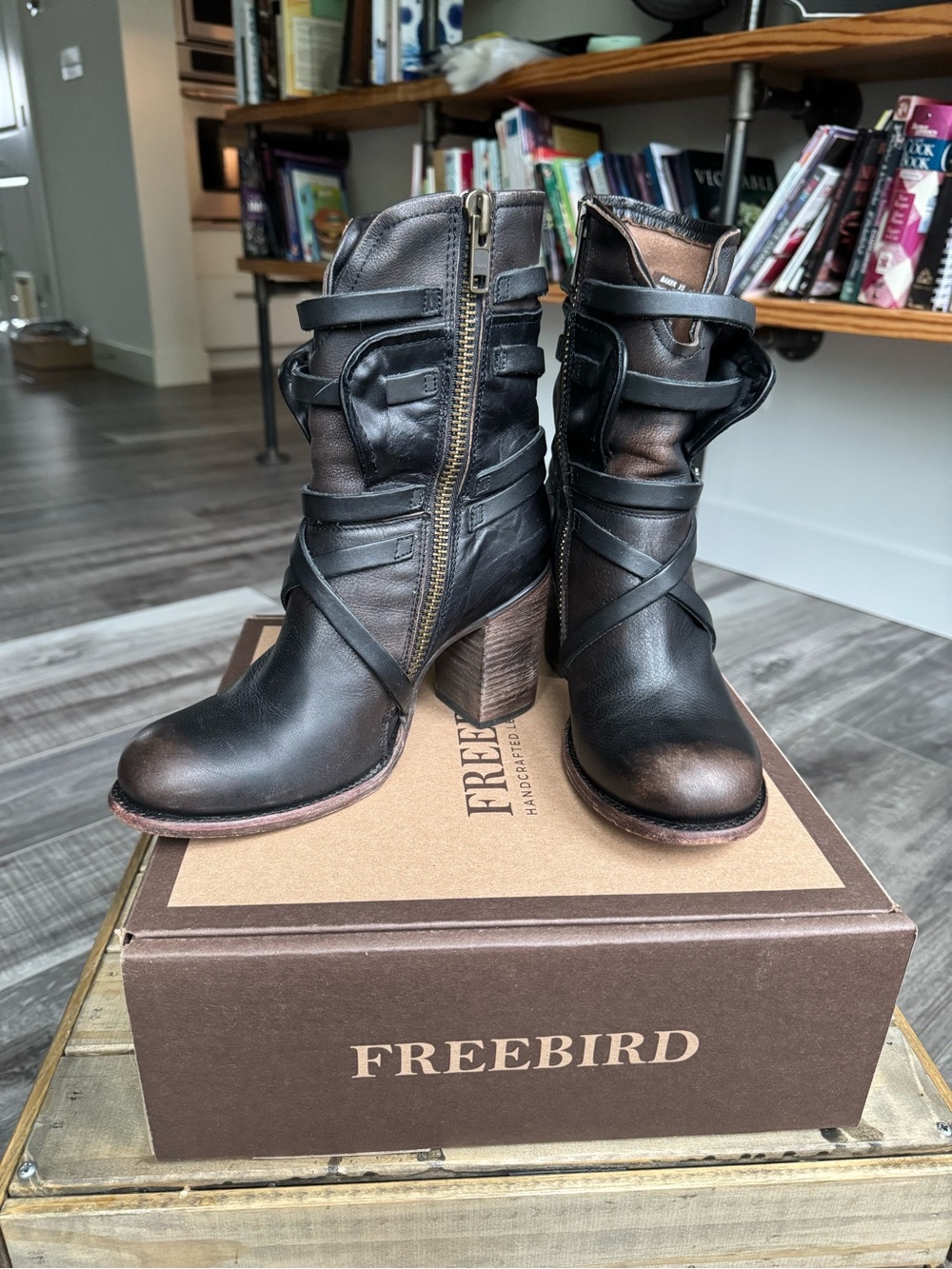 Freebird Baker; black/dark brown distressed; size 10